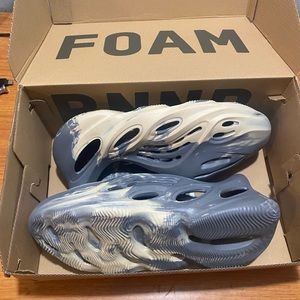 Yeezy foam RNNR Mx cream clay